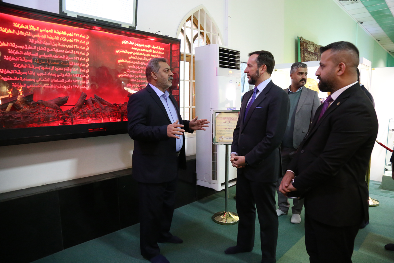 السفير الايطالي يبدي اعجابه بمتحف العتبة الحسينية المقدسة