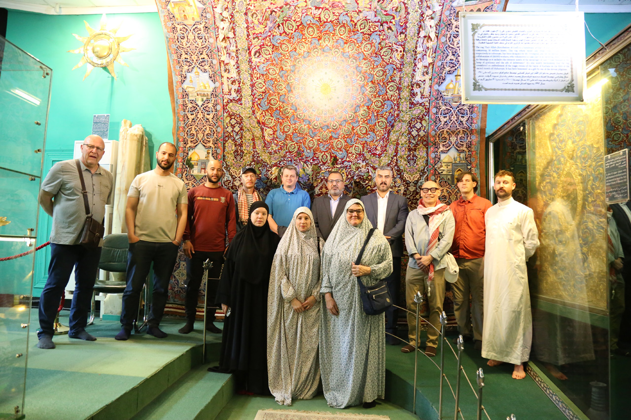 وفد متعدد الجنسيات في ضيافة متحف العتبة الحسينية المقدسة