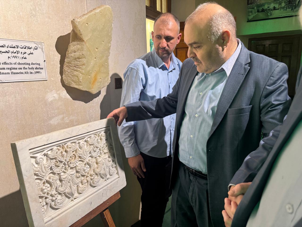 الدكتور علاء ضياء الدين يتفقد جناح متحف العتبة الحسينية في متحف الحلة المعاصر