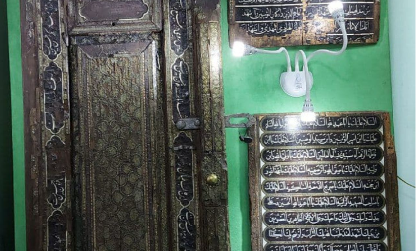 متحف الامام الحسين عليه السلام يعرض باب تراثي للحرم الشريف يعود الى (160) عاماً